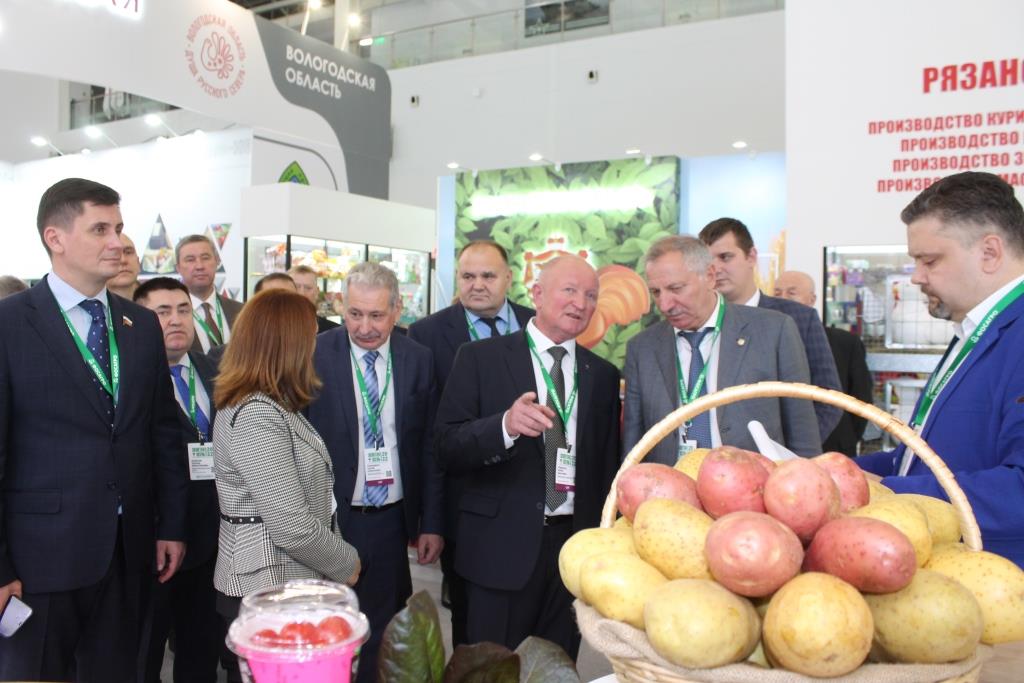  Своими впечатлениями о выставке делится заместитель Губернатора Борис Грибанов 
