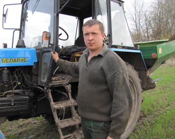 Иван Старосельский с помощью трактора МТЗ-82 вносил минеральные удобрения