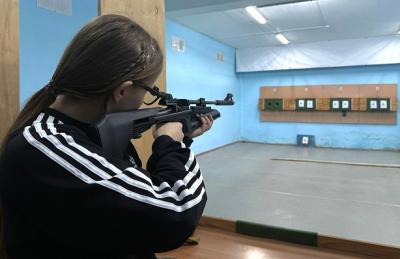 «А ну-ка, девушки, покажем наше умение стрелять!» «А ну-ка, девушки, покажем наше умение стрелять!»