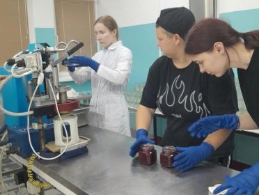 «Наши студенты – и девушки, и парни – отлично умеют варить варенье!» «Наши студенты – и девушки, и парни – отлично умеют варить варенье!»