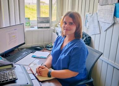 Встреча между бывшей и будущей выпускницами Встреча между бывшей и будущей выпускницами