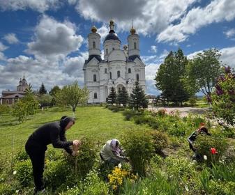 Студенты Брянского ГАУ помогают благоустраивать территорию Свенского монастыря Студенты Брянского ГАУ помогают благоустраивать территорию Свенского монастыря