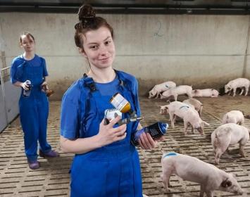 Работать айболитовцам по специальности трудно, ответственно, но интересно! Работать айболитовцам по специальности трудно, ответственно, но интересно!