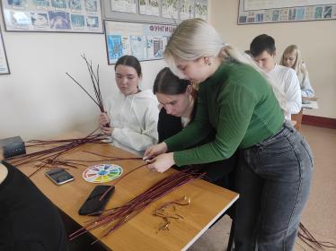 Составление цветочных композиций (флористика) — это искусство, объединяющее художественные принципы дизайна с биологическими особенностями растений Составление цветочных композиций (флористика) — это искусство, объединяющее художественные принципы дизайна с биологическими особенностями растений