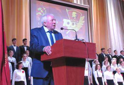 Поздравление ректора со 100-летием со дня создания ВЛКСМ