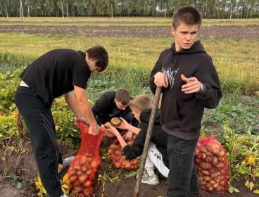 СТУДЕНТЫ СПО гр. СА 2411 АГРОТЕХНОЛОГИЧЕСКОГО КОЛЛЕДЖА ИМ. П.Д.Рылько НА УЧЕБНОЙ ПРАКТИКЕ ПО РАСТЕНИЕВОДСТВУ СТУДЕНТЫ СПО гр. СА 2411 АГРОТЕХНОЛОГИЧЕСКОГО КОЛЛЕДЖА ИМ. П.Д.Рылько НА УЧЕБНОЙ ПРАКТИКЕ ПО РАСТЕНИЕВОДСТВУ
