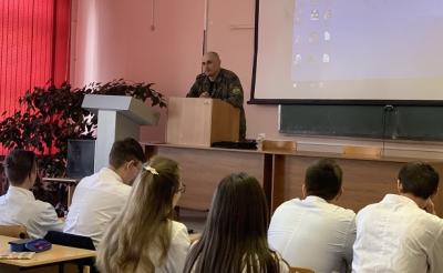 Работодатели ведут разговор со студентами Работодатели ведут разговор со студентами