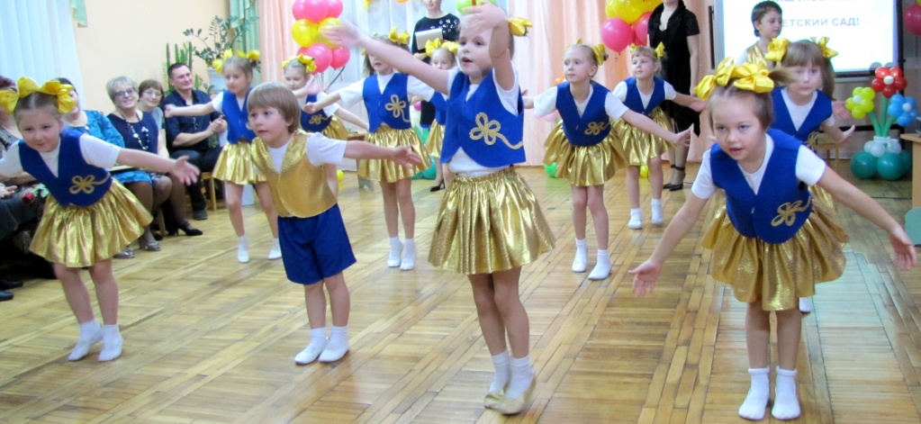 Номер показывают участники танцевального кружка.JPG