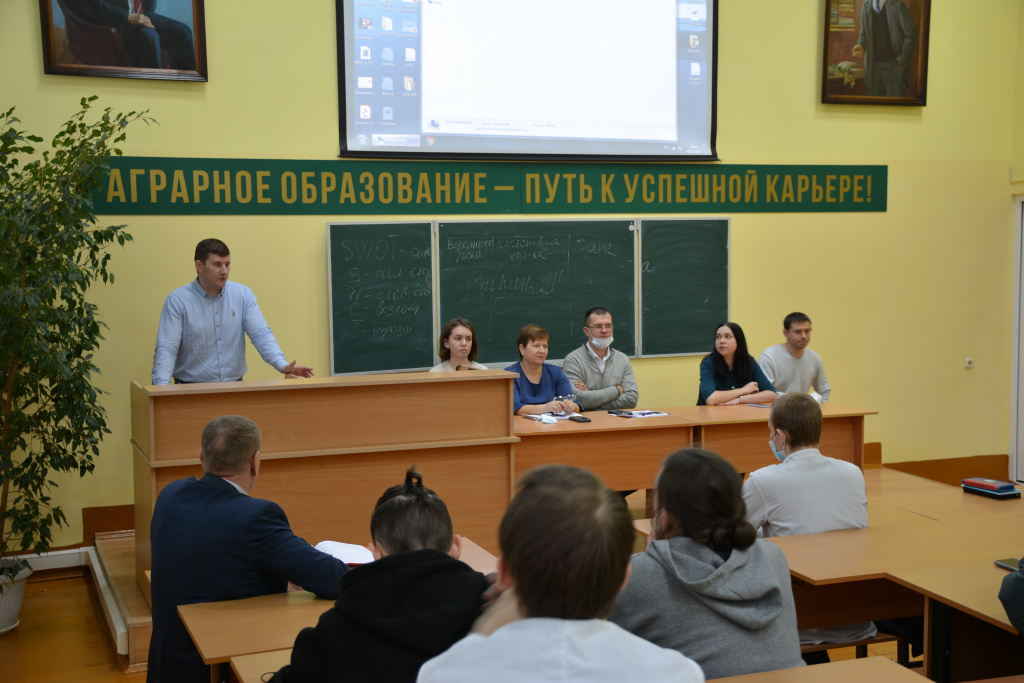 Николай Петров рассказывает студентам о своём карьерном росте