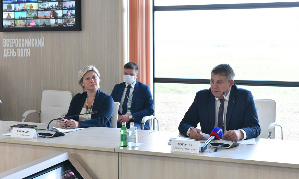 Дмитрий Патрушев обозначил приоритеты развития растениеводства на «Всероссийском дне поля» в Брянской области