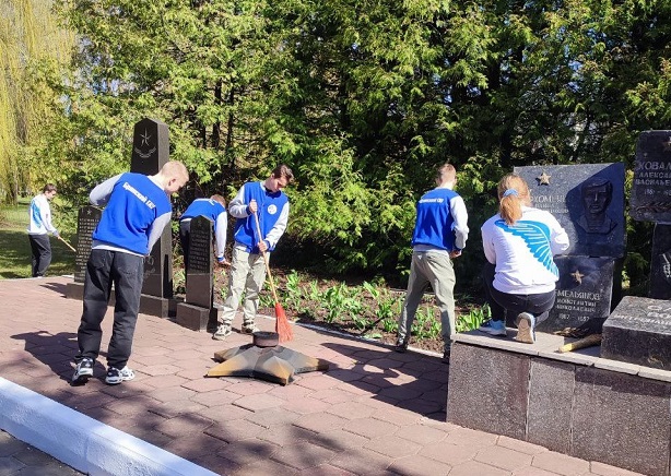 Студенты Брянского ГАУ заботу о связанных с войной святых местах считают своей почётной обязанностью АН.jpg