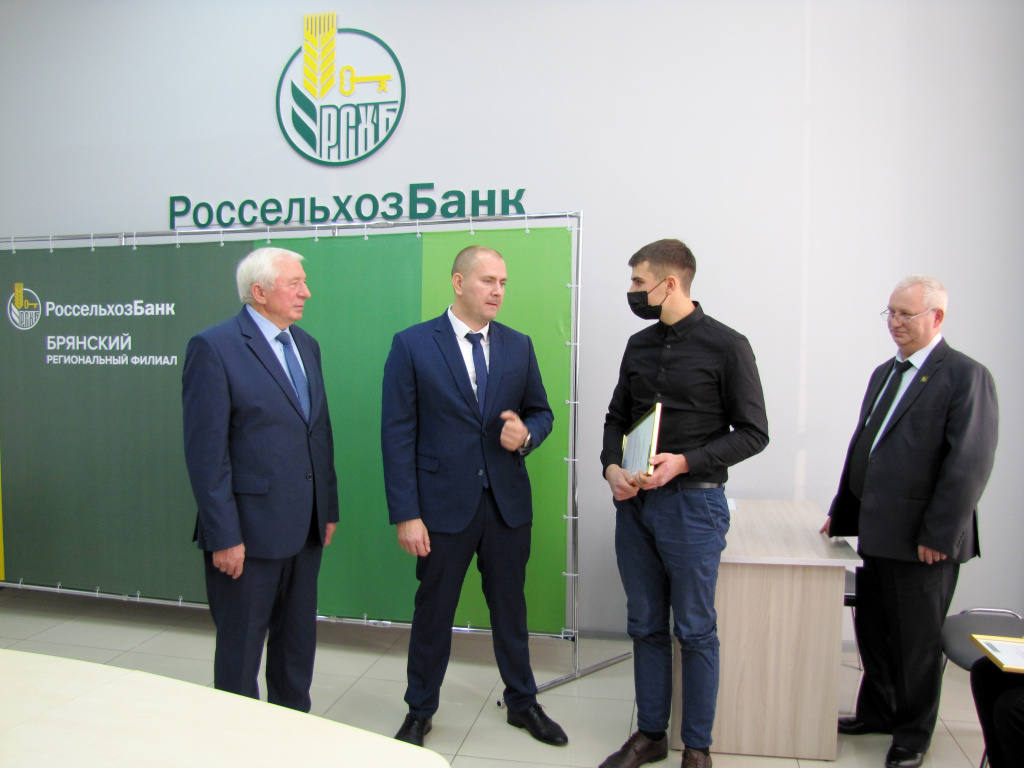 Студент Брянского ГАУ Дмитрий Медведев (второй справа) заявил о том, что после окончания ВУЗа хочет стать фермером