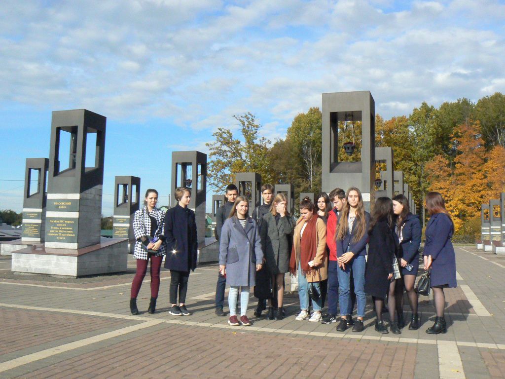 Студенты-первокурсники посетили мемориал «Хацунь» и «Партизанскую поляну»