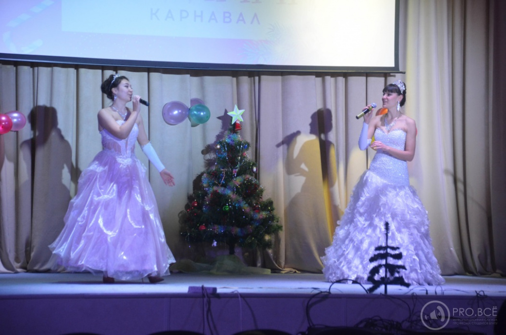 Наши девочки исполнили песню «Новый год»