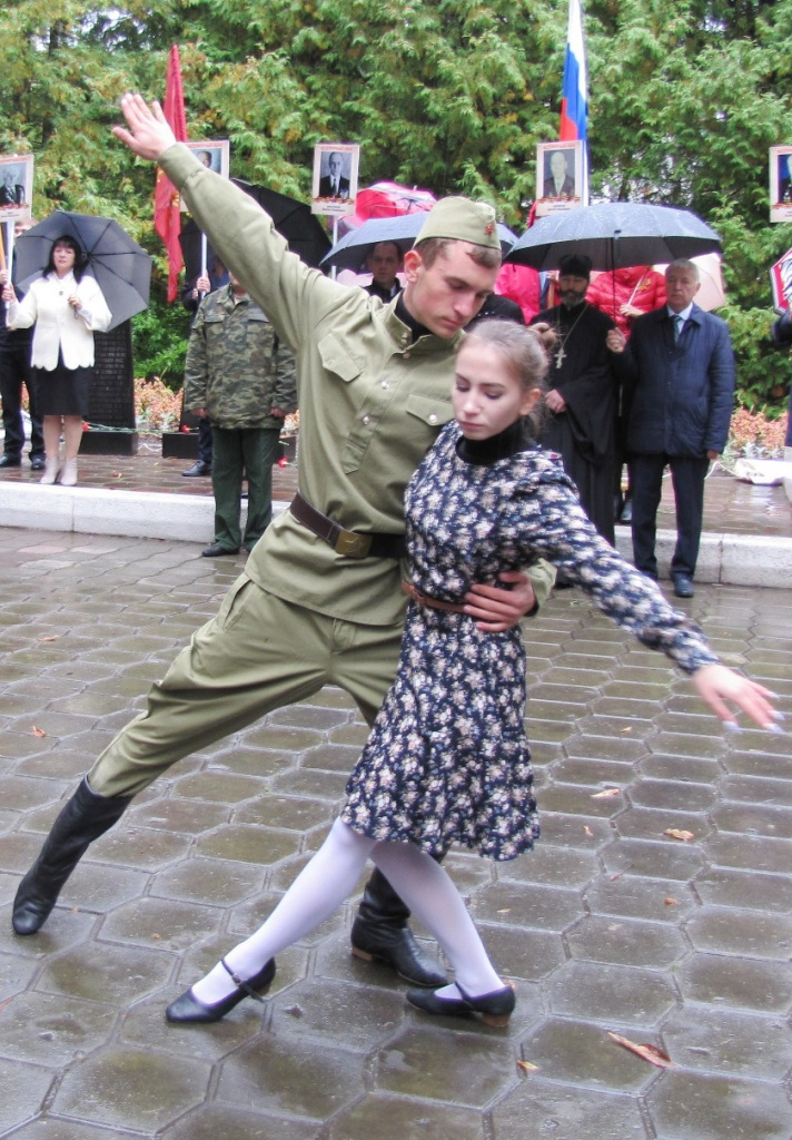Студенты Брянского ГАУ Александра Тужикова и Кирилл Затенщиков исполняют танец «Случайный вальс»